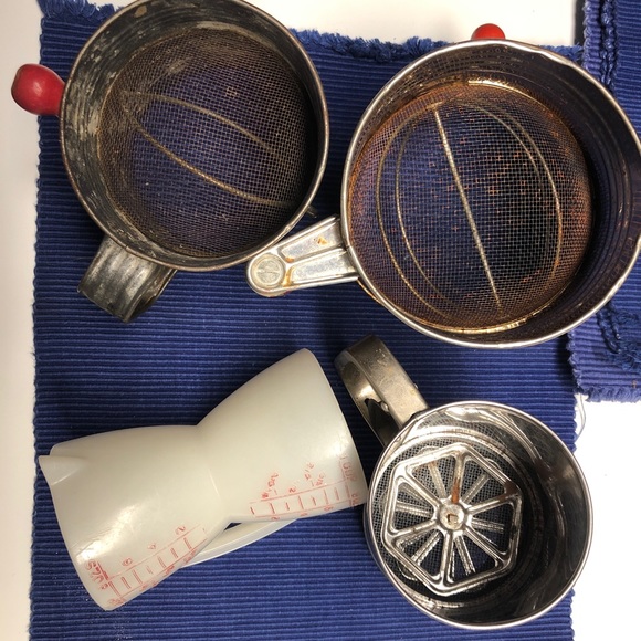 Vintage sifting lot and measuring cup - Picture 5 of 6